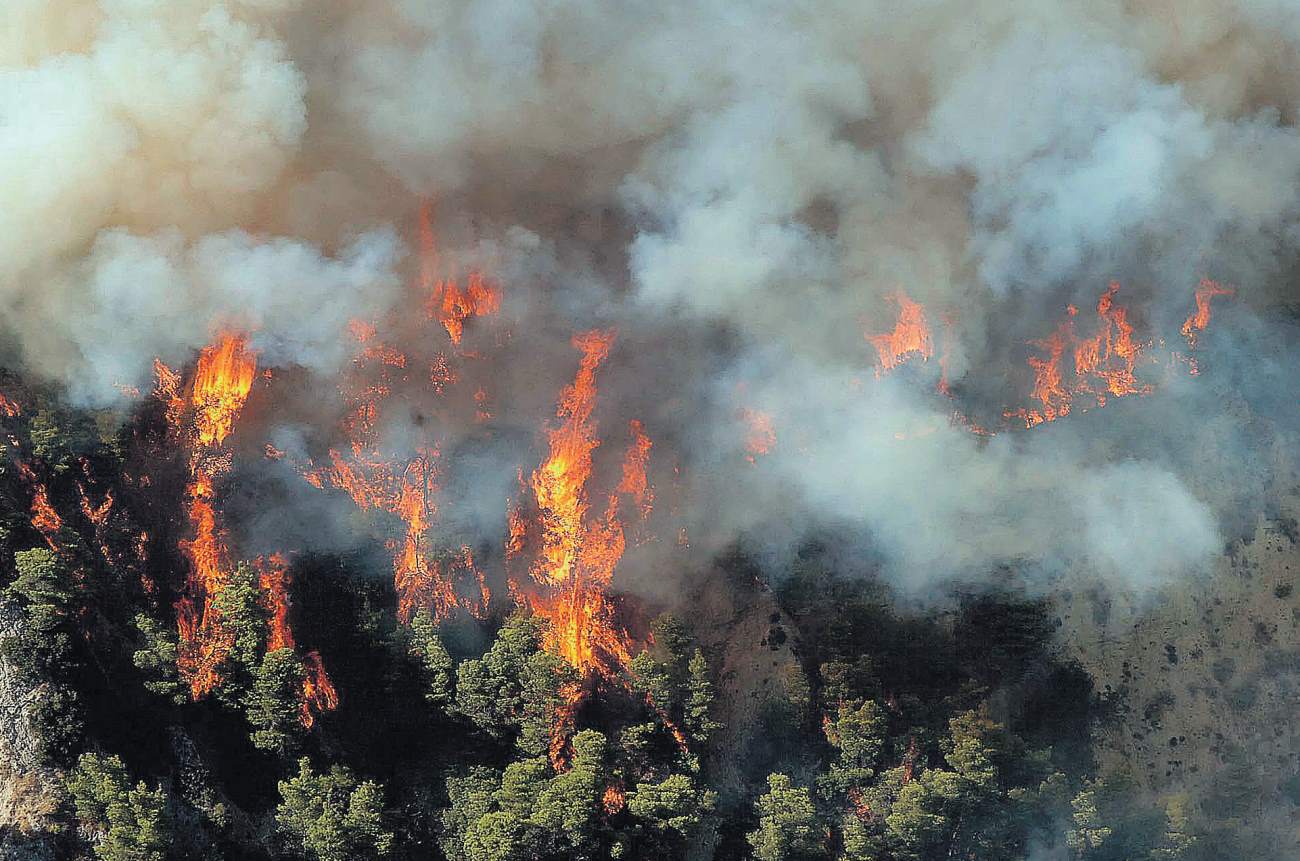 Φωτιά ξέσπασε πριν λίγο στο Ξυλόκαστρο