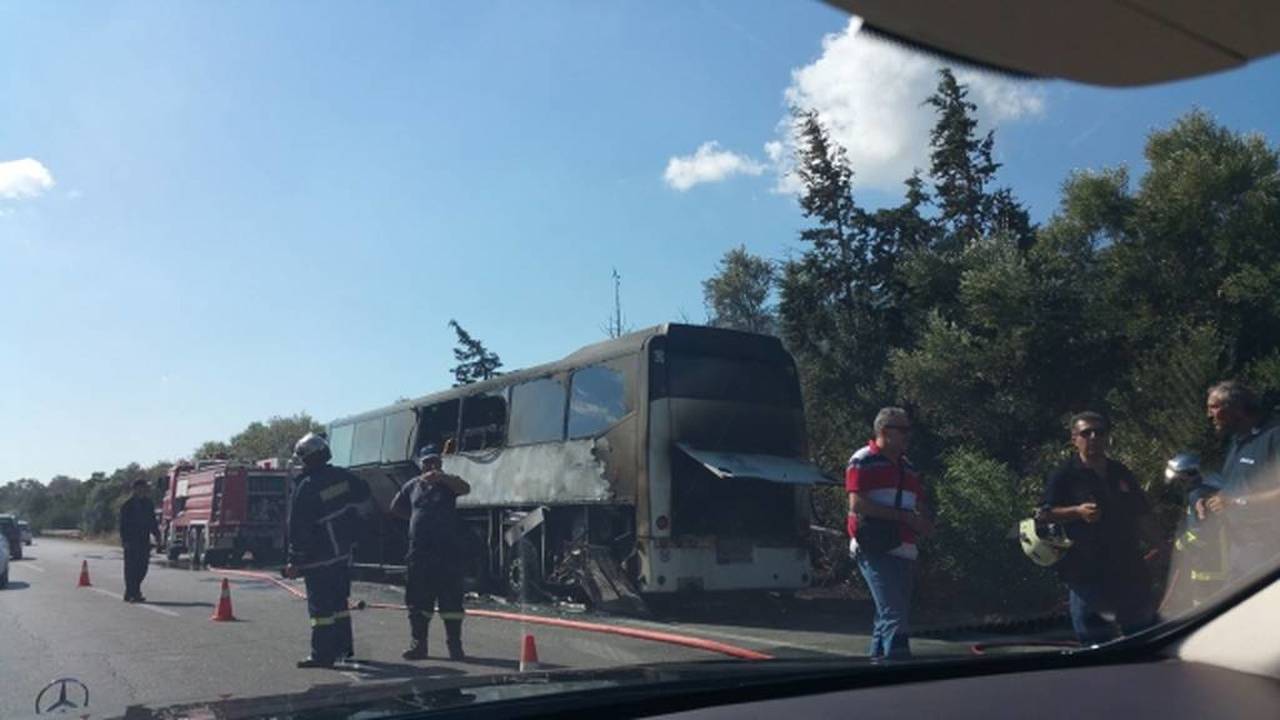 Φωτιά έπιασε τουριστικό λεωφορείο στην Εγνατία Οδό (βίντεο)