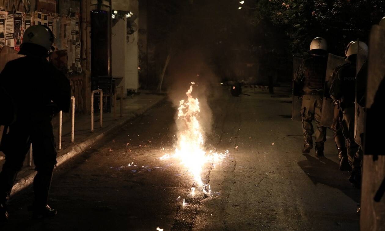 Νέα επεισόδια στα Εξάρχεια – Πέταξαν μολότοφ στους άνδρες των ΜΑΤ για «αλληλεγγύη» στις καταλήψεις