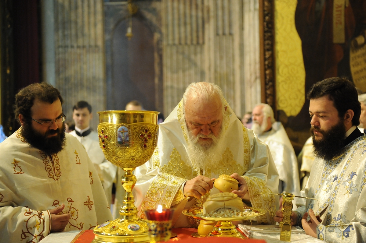 Πότε πρέπει να στεκόμαστε όρθιοι κατά την διάρκεια της Θείας Λειτουργίας;