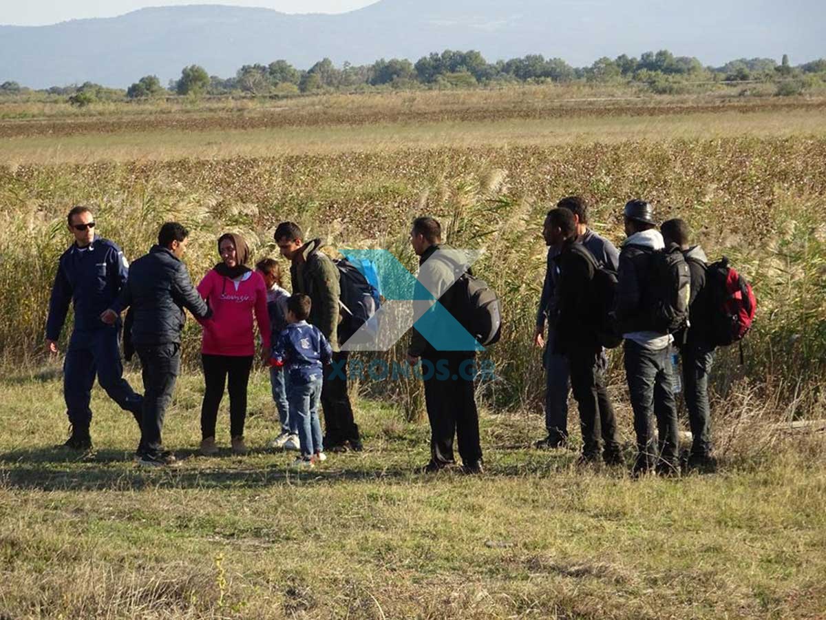 Όπως σε εκδρομή: Μπήκαν από τον αφύλαχτο Έβρο και εντοπίστηκαν στην Εγνατία να κινούνται πεζοί (βίντεο)