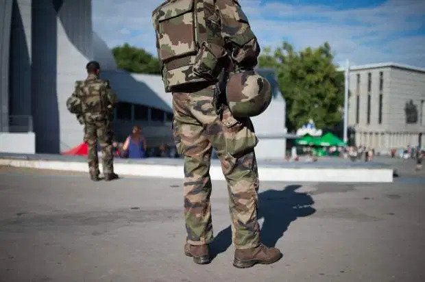 Εξτρεμιστές μουσουλμάνοι στο γαλλικό Στρατό: «Προστατεύουμε τα γουρούνια»!