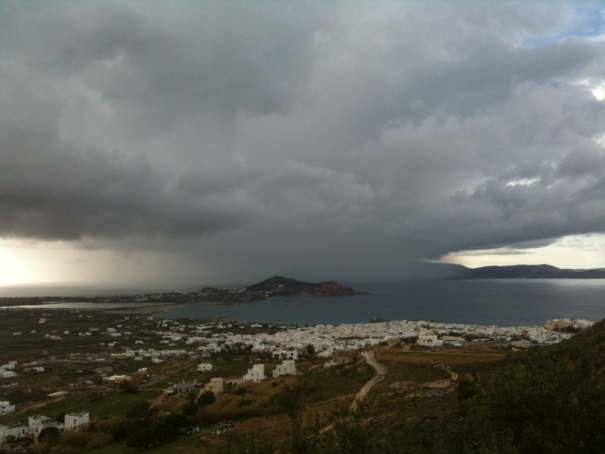 Δύσκολο το βράδυ για την Άνδρο λόγω κακοκαιρίας – Εγκλωβίστηκαν οδηγοί σε αυτοκίνητα (βίντεο)