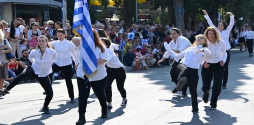 Bίντεο από την προετοιμασία των 10 κοριτσιών της κοροϊδίας της επετείου του «Όχι»: «Τρελή χαρά» στον ΣΥΡΙΖΑ