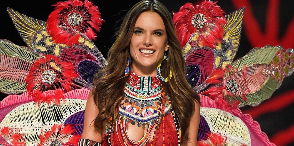 Η Alessandra Ambrosio στο κρεβάτι… μόνο με το σεντόνι της