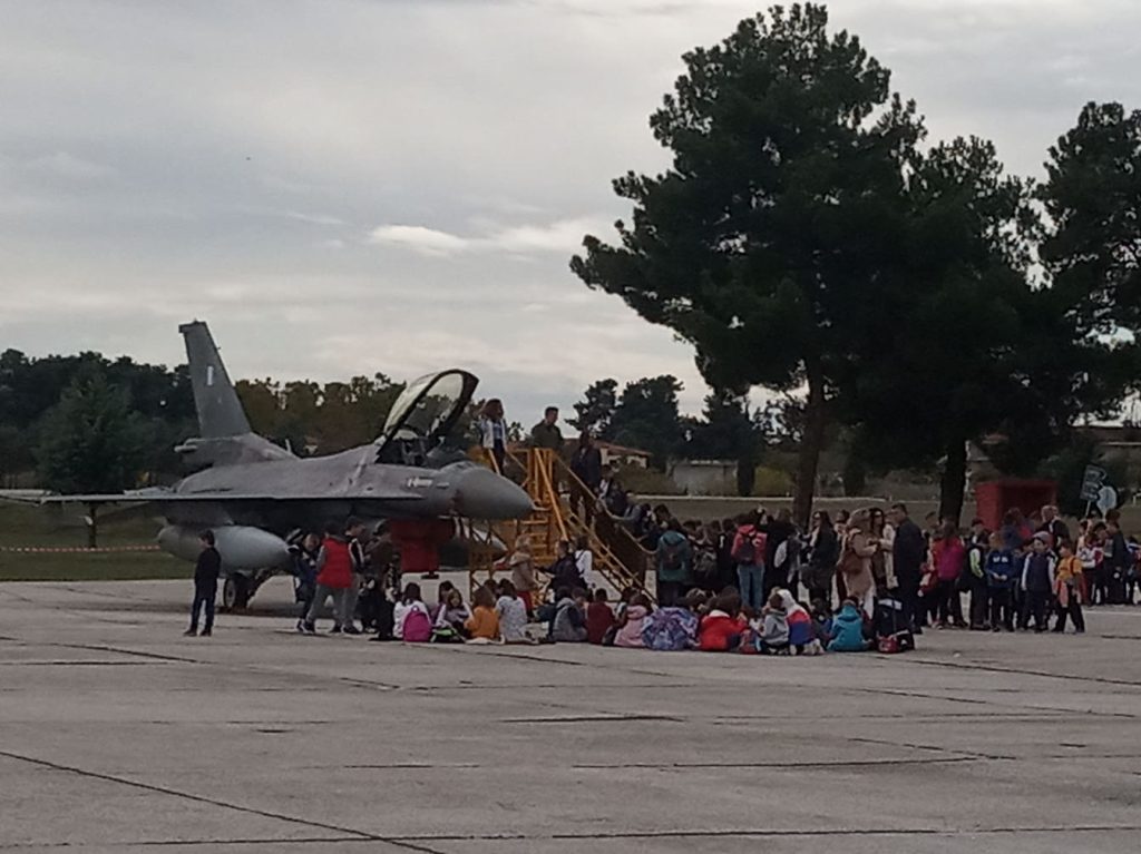 Λάρισα: 40χρονος κατέληξε ξαφνικά μέσα στην 110 Πτέρυγα Μάχης – Ήταν συνοδός ομάδας αεροπροσκόπων που έκαναν εκπαίδευση