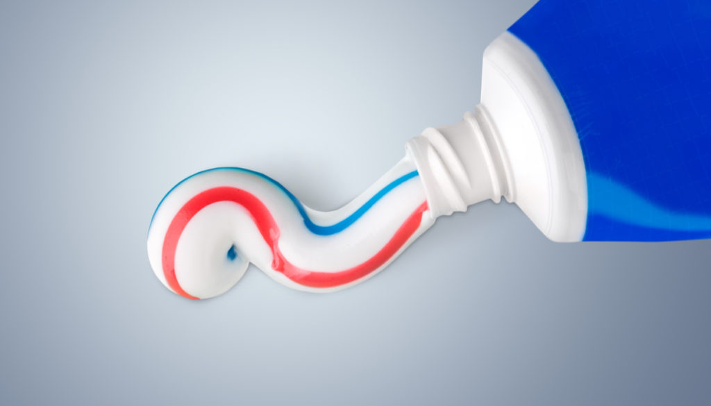 Δείτε πως θα αφαιρέσετε τους επίμονους λεκέδες από τα ρούχα με… οδοντόκρεμα (βίντεο)