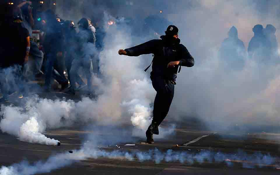 Γαλλία: Έντονα επεισόδια στο Παρίσι – Έκοψαν το ρεύμα σε δεκάδες χιλιάδες σπίτια