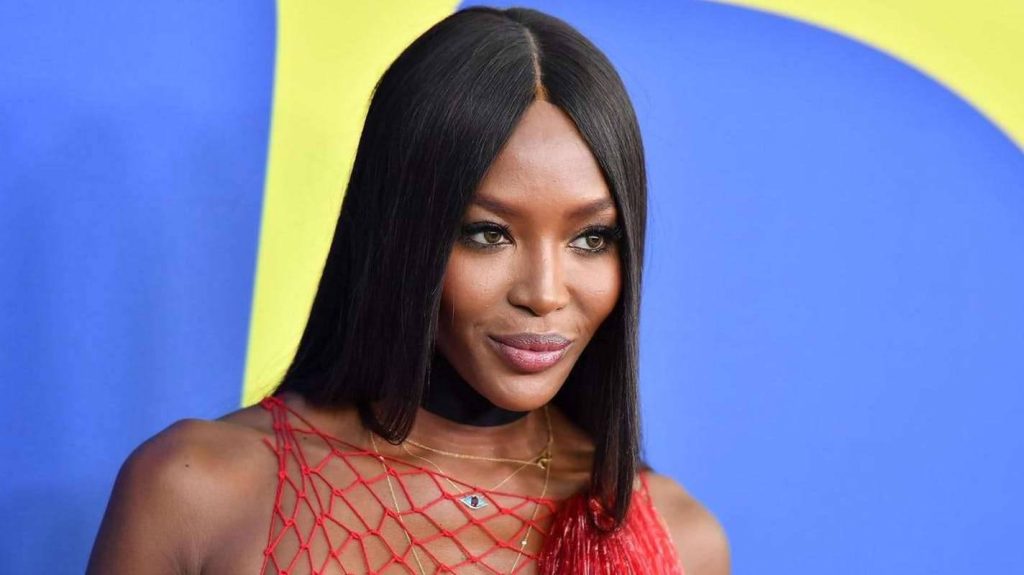 Naomi Campbell: Εύχεται καλά Χριστούγεννα με ένα σeξι Playboy εξώφυλλο από τα παλιά (φωτο)