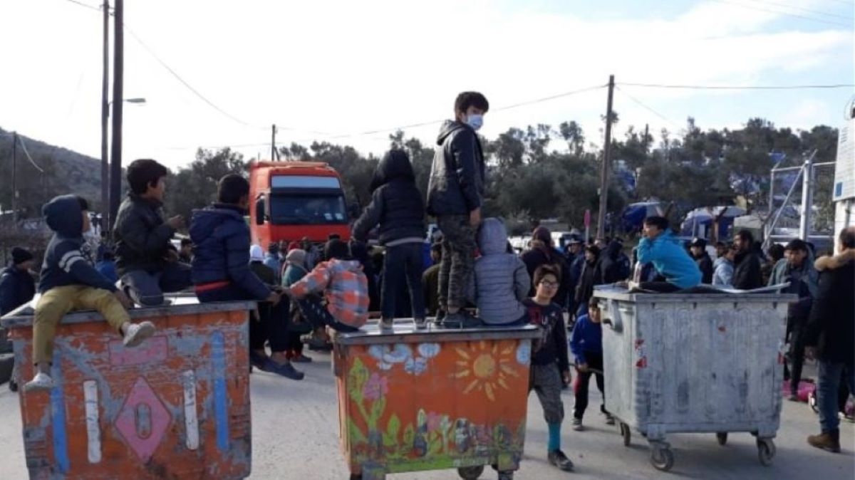 Μυτιλήνη: 200 αλλοδαποί έκλεισαν το δρόμο που οδηγεί στη Μόρια