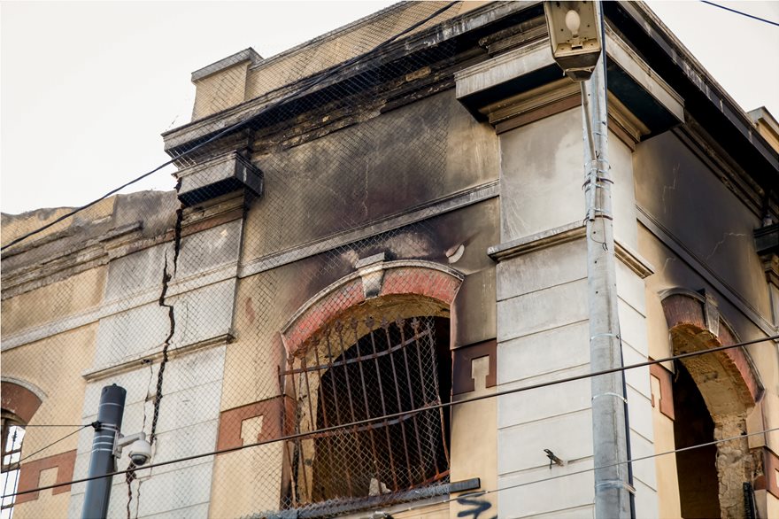 Φωτιά στον Πειραιά: Κινήθηκαν διαδικασίες για κατεδάφιση του διατηρητέου όπου κάηκε το τρίχρονο παιδί (φωτο)