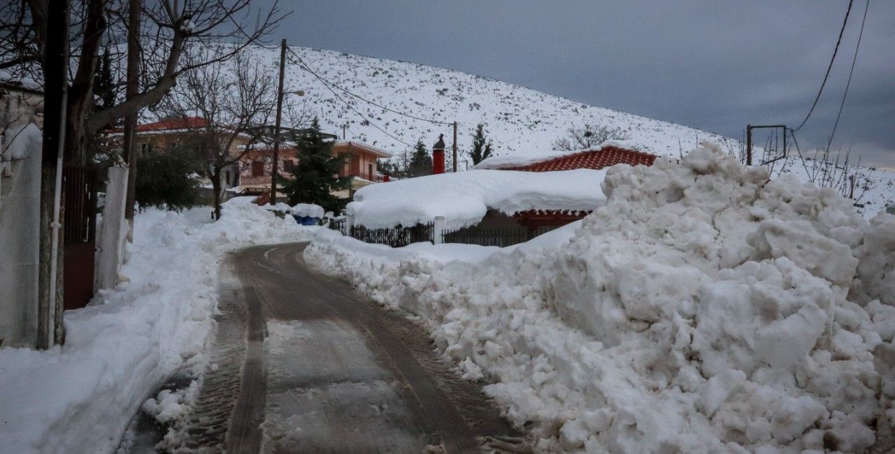 Βίλια: Οικογένειες εγκλωβίστηκαν λόγω της κακοκαιρίας – Ο «Ηφαιστίων» έφερε πάνω από ένα μέτρο χιόνι