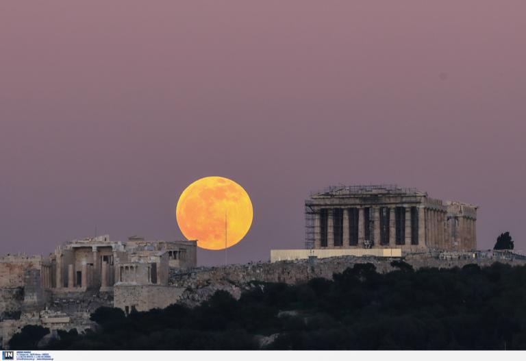 Πανσέληνος του λύκου: Οι εντυπωσιακές εικόνες από τον Παρθενώνα (φωτο)