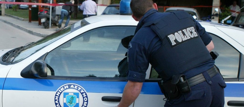 Συγκέντρωση δεκάδων ατόμων και προσαγωγές στο δημαρχείο της Πεντέλης