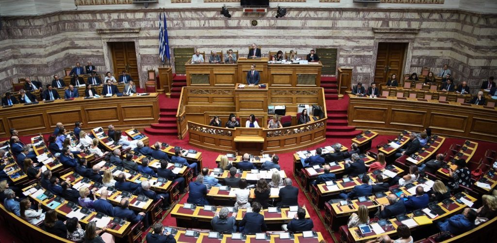 Σε εξέλιξη βρίσκεται η συζήτηση για την τροπολογία στο ποδόσφαιρο – Στη μία ξεκινάει η ονομαστική ψηφοφορία (βίντεο)