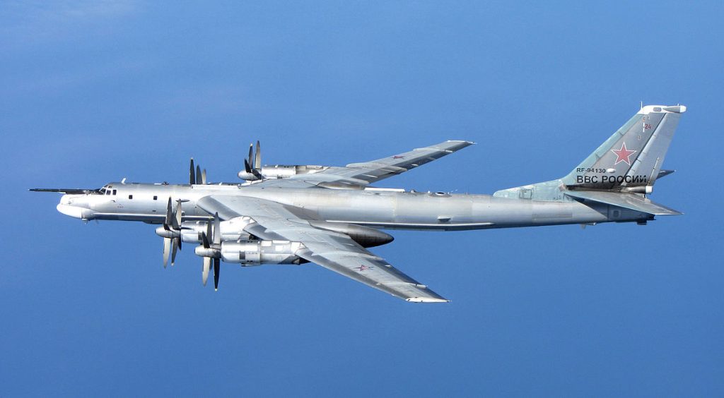 Tu-95MS: Σπάνιες εικόνες από το εσωτερικό του στρατηγικού βομβαρδιστικού αεροσκάφους κατά τη διάρκεια αποστολής