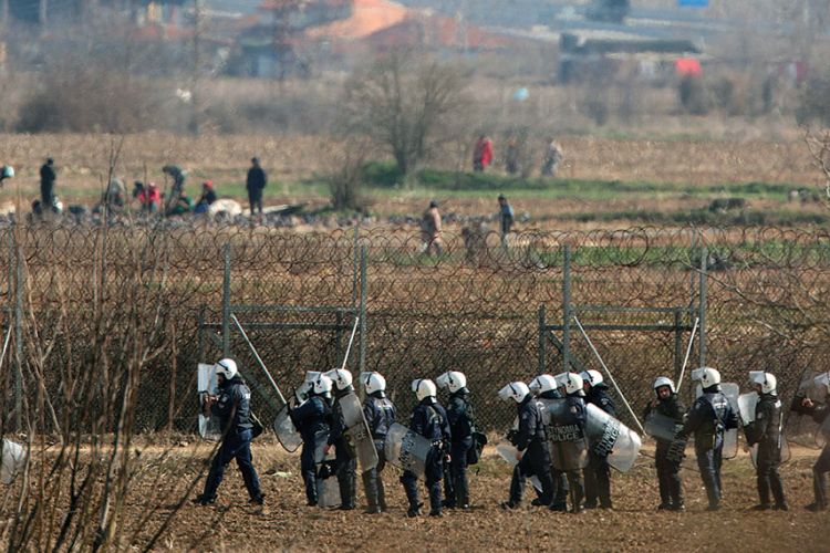 Νέα βίντεο από επίθεση εκατοντάδων παράνομων μεταναστών κατά των ελληνικών δυνάμεων ασφαλείας στον Έβρο