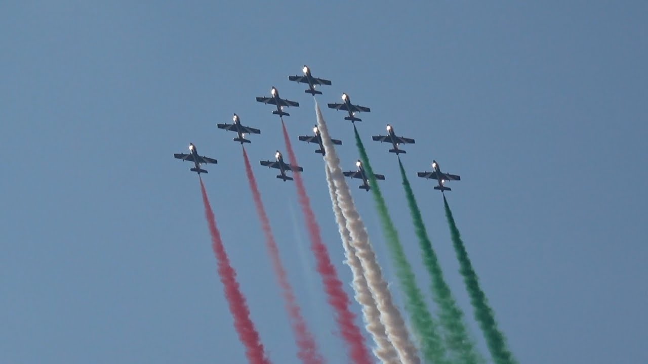 Frecce Tricolori : Το ιταλικό ακροβατικό σμήνος πετά πάντα με… Όπερα – Το μήνυμα για τον κορωνοϊό (βίντεο)