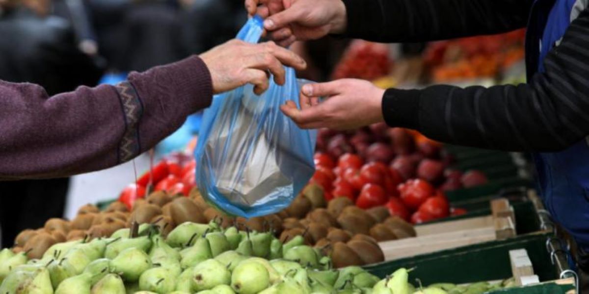 Λαϊκές αγορές: Γάντια μιας χρήσης θα προμηθεύουν οι πωλητές στους πελάτες