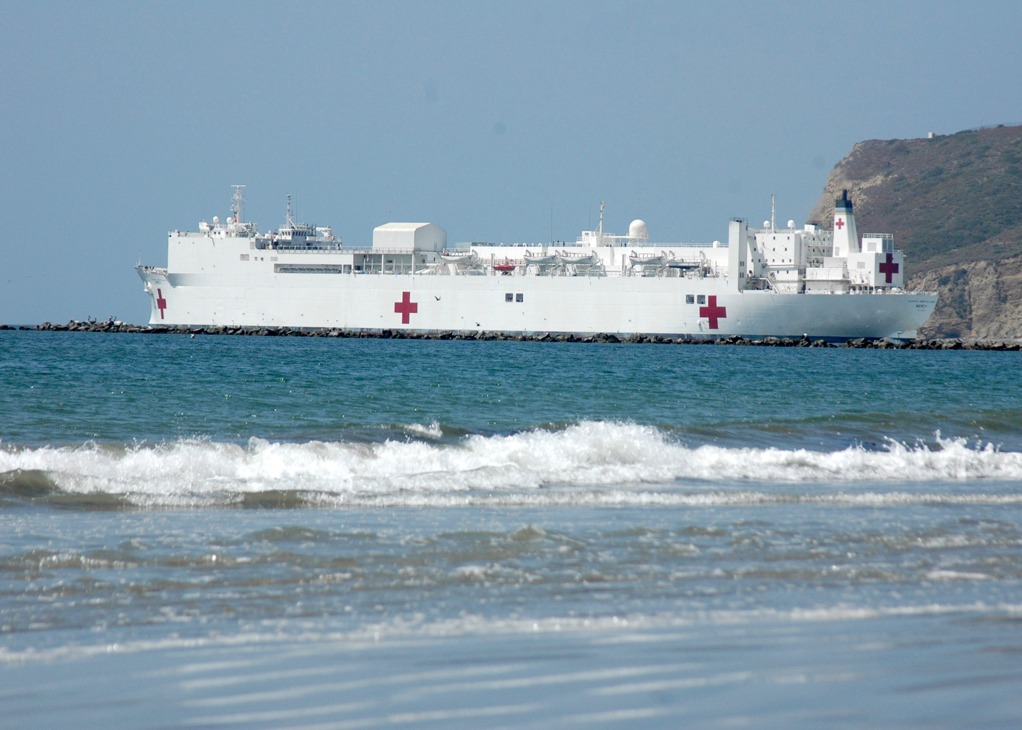 USNS Mercy και USNS Comfort: Αυτά είναι τα μεγαθήρια πλωτά νοσοκομεία που στέλνει ο Τραμπ σε Νέα Υόρκη και Λος Άντζελες