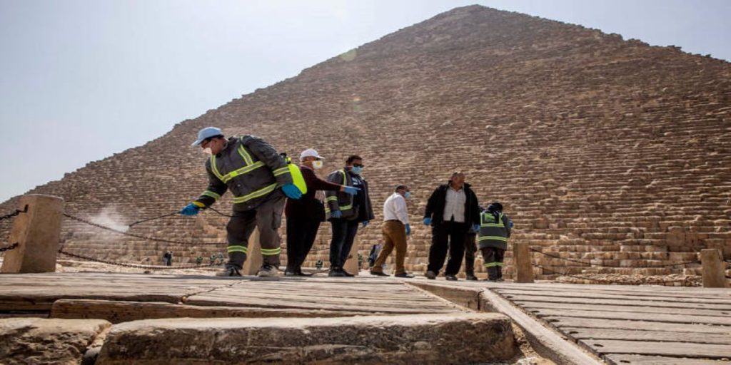 Αίγυπτος: Οι πυραμίδες στην εποχή της πανδημίας – Φωτογραφίες από την απολύμανσή τους