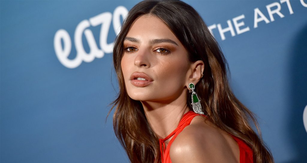 Θα σε «τρελάνει»: Η Emily Ratajkowski ποζάρει στους δρόμους την Αθήνας με τον σκύλο της εν μέσω πανδημίας (φωτο)