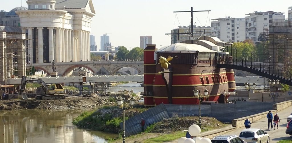 Σκόπια: Φύσηξε ο Βαρδάρης και ξηλώνουν τη… «μακεδονική» γαλέρα του Γκρουέφσκι – Φεύγουν και τα αγάλματα (φώτο)