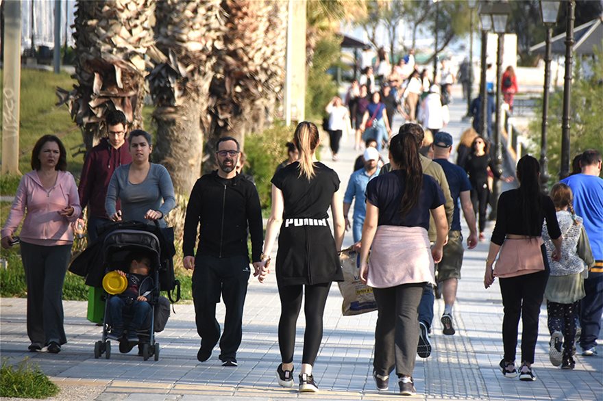 Τελικά υπάρχει «συνωστισμός» κόσμου; – Αυτό είναι το τηλεοπτικό «τρικ» που χρησιμοποιείται (βίντεο)