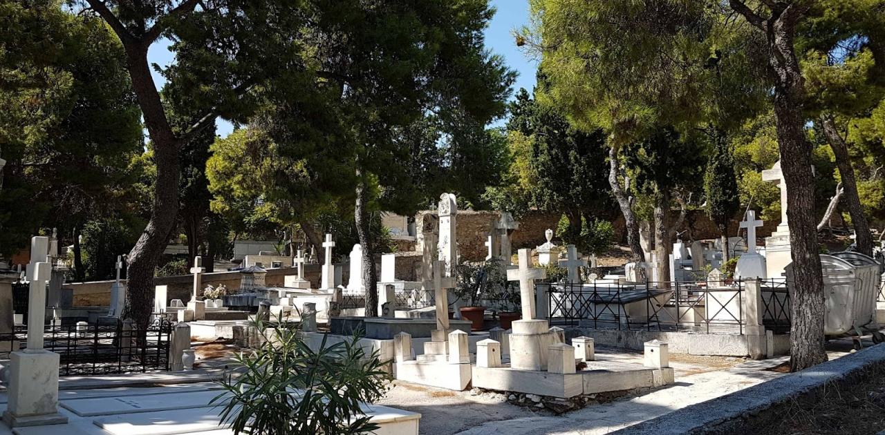 «Λουκέτο» στα νεκροταφεία της χώρας για να αποφευχθεί ο συνωστισμός τη Μ.Παρασκευή