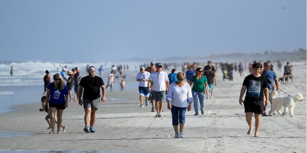 Σπάει η καραντίνα στις ΗΠΑ: Ξεχύθηκαν οι κάτοικοι της Φλόριντα στις παραλίες μετά τη μερική λήξη των απαγορεύσεων