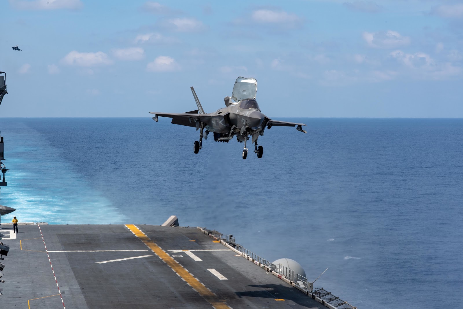 USS America: Εντυπωσιακά πλάνα από τις επιχειρήσεις F-35B και  MV-22B Osprey στην κινεζική Θάλασσα