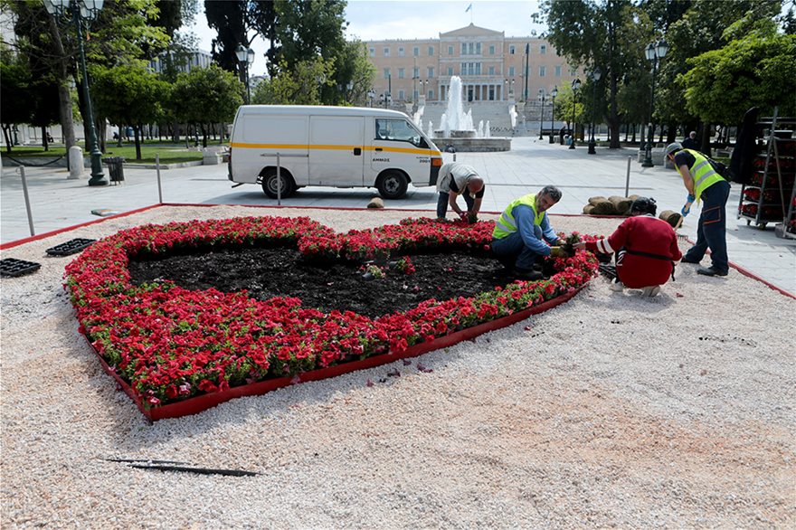 Μία κατακόκκινη καρδιά στήθηκε στην… «καρδιά» της Αθήνας – Γέμισαν το Σύνταγμα λουλούδια ενόψει Πρωτομαγιάς (φωτο)