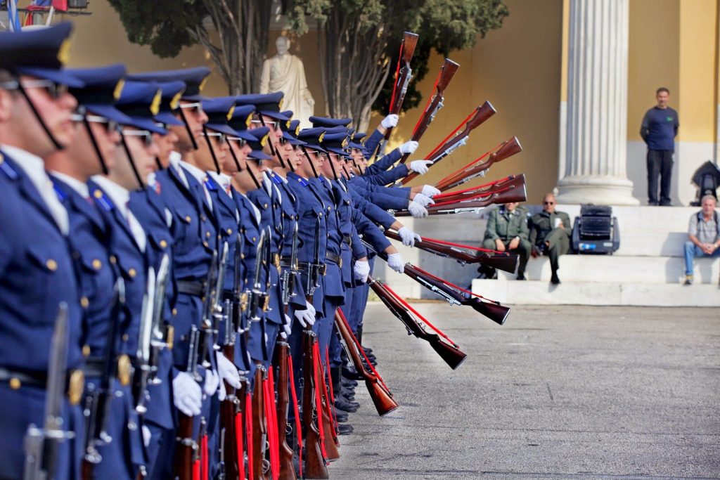 Ερώτηση από ΚΚΕ στην Βουλή: Γιατί παίρνουν τα μισά χρήματα οι σπουδαστές των σχολών των ΕΔ σε σχέση με εκείνους των ΣΑ;