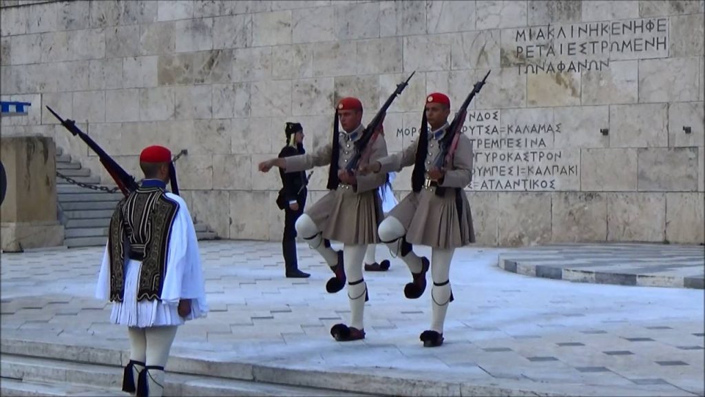 Η απάντηση των Ευζώνων στις ύβρεις: «Η τιμημένη φουστανέλα του Τσολιά χαρακτηρίζεται ως γελοία»