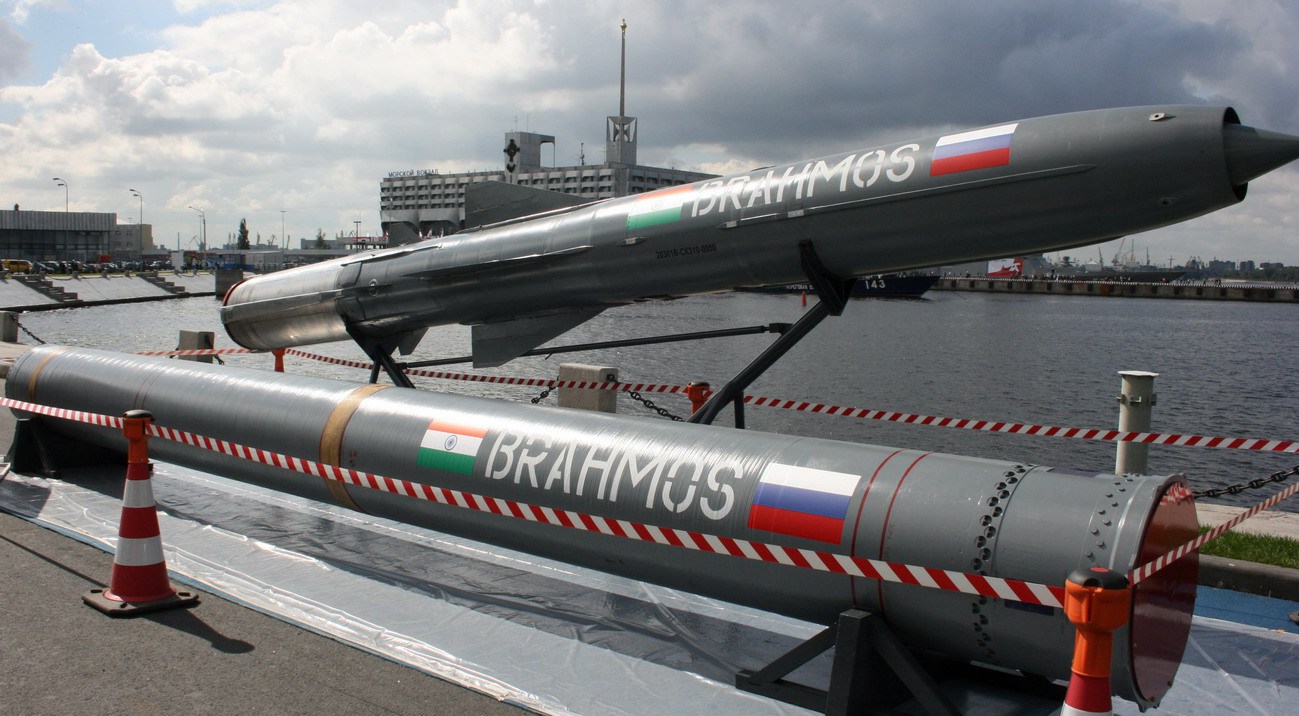 Brahmos: Βίντεο από την υποβρύχια εκτόξευση του υπερηχητικού βλήματος του ινδικού Ναυτικού