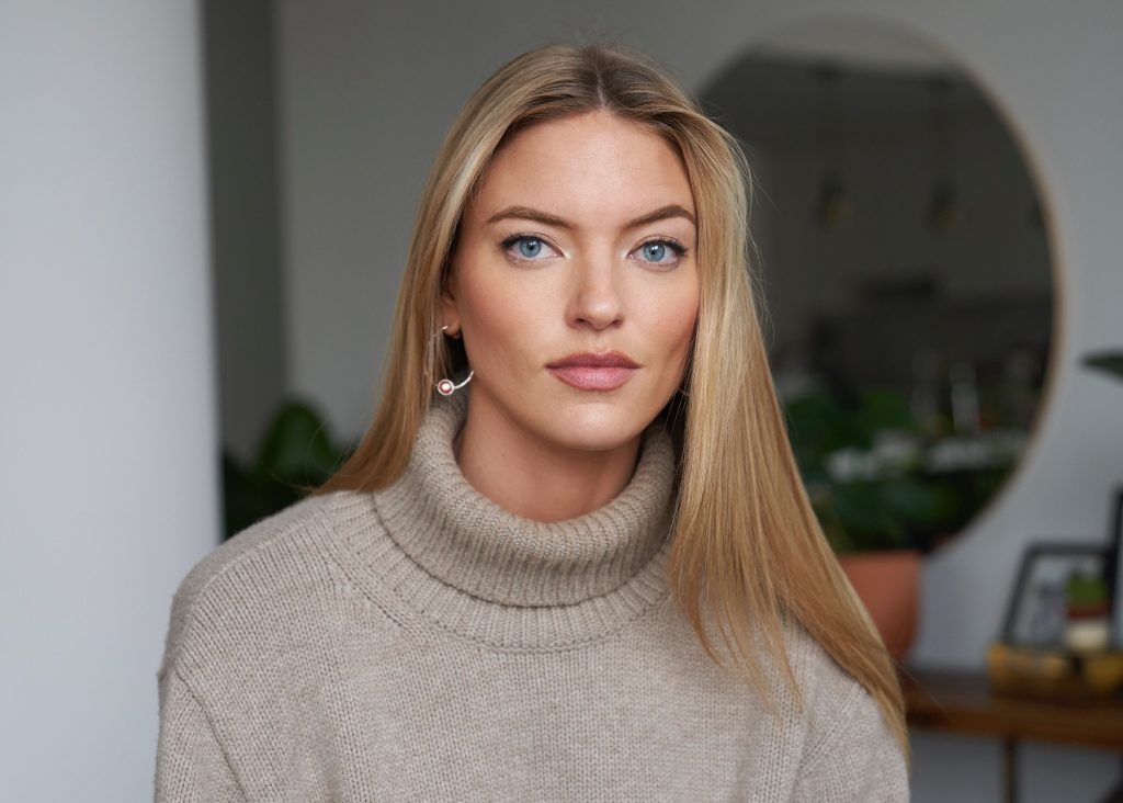 Martha Hunt: Το «αγγελάκι» της Victoria’s Secret ποζάρει topless και «ισοπεδώνει» τους πάντες (φωτο)