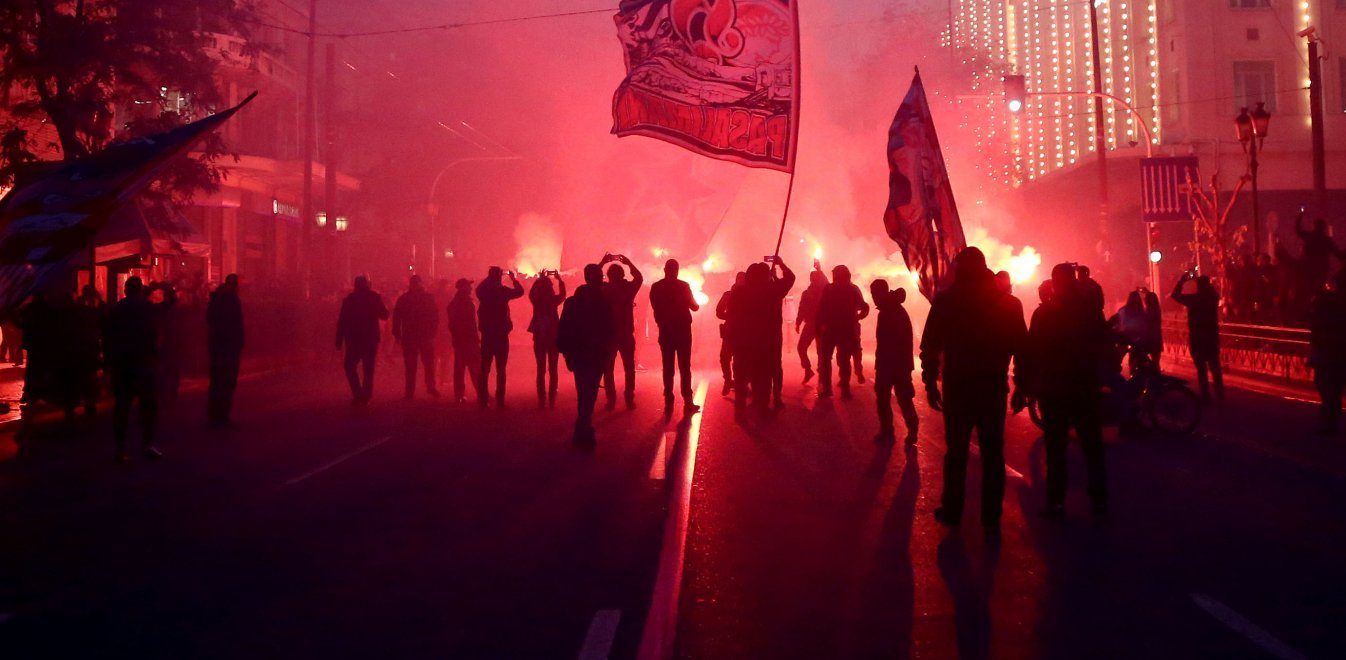 Πόρτο Γερμενό: Χούλιγκαν με πέτρες και ξύλα επιτέθηκαν σε οπαδούς άλλης ομάδας – Τους εγκλώβισαν στη θάλασσα (βίντεο)