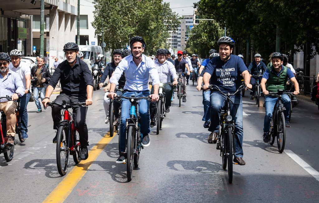 Βόλτα με ηλεκτρικά ποδήλατα έκαναν οι δήμαρχοι στο κέντρο της Αθήνας (φώτο)