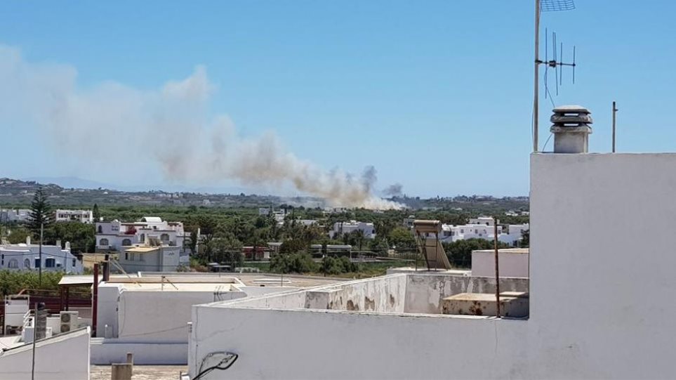 Πυρκαγιά ξέσπασε κοντά στο αεροδρόμιο της Νάξου – Συναγερμός στην πυροσβεστική (φωτό)