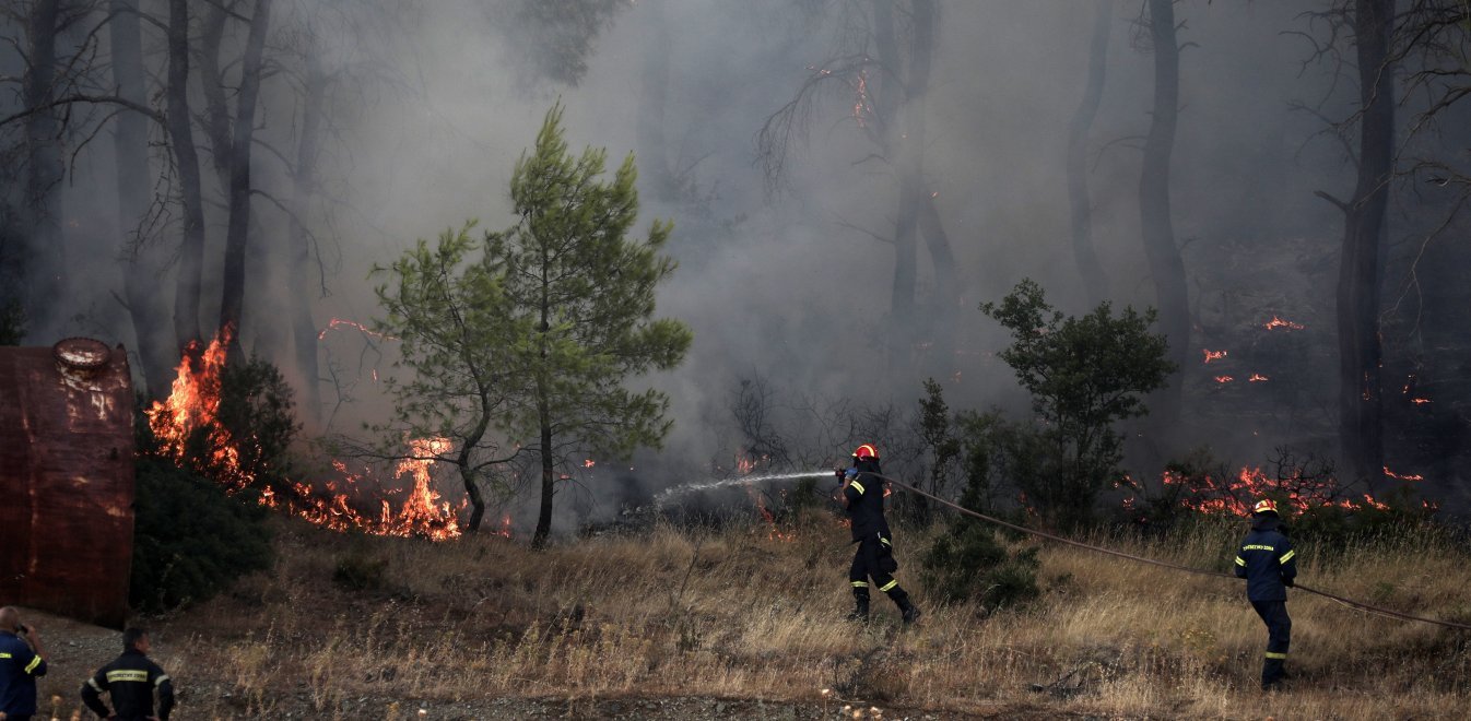 Κόρινθος: Φωτιά κοντά σε κατοικίες στο Βασιλικό