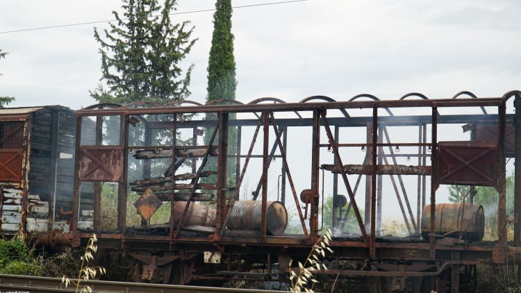 Λάρισα: Φωτιά σε εγκαταλελειμμένα βαγόνια απείλησε υποσταθμό της ΔΕΗ