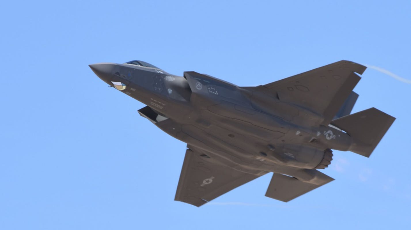 Νέα τεχνική ατέλεια για το F-35 Lightining II: Κινδυνεύει από τους κεραυνούς! (βίντεο)