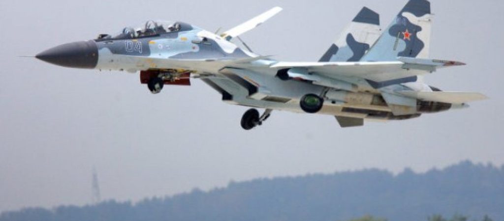 Μαύρη Θάλασσα: Ρωσικά μαχητικά Su-30 «συνόδευσαν» στρατιωτικά αεροσκάφη των ΗΠΑ (βίντεο)