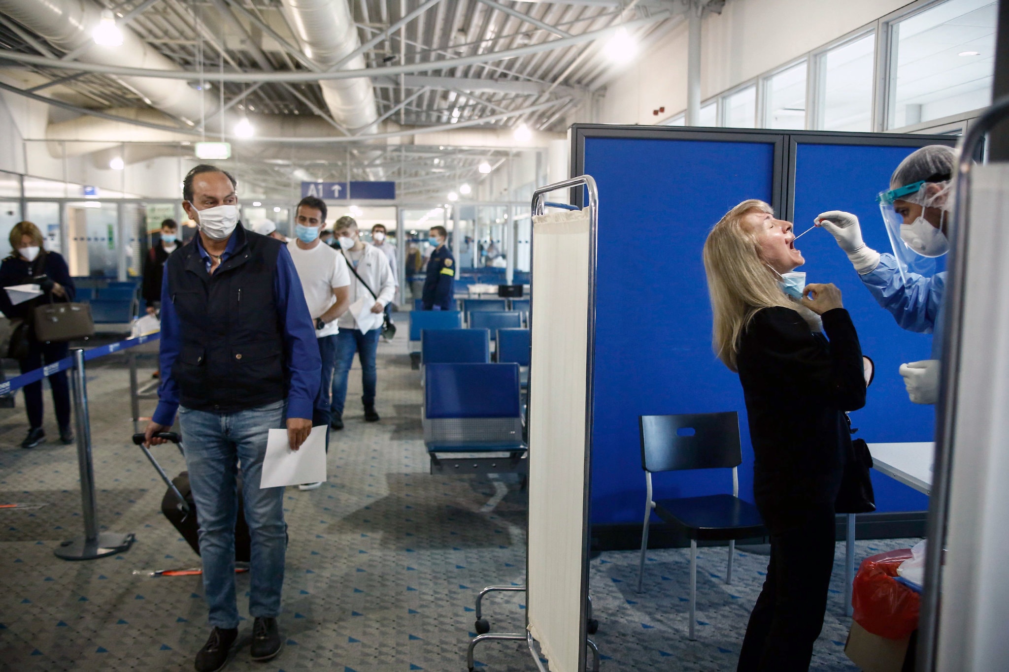 Μόλις πέντε θετικά τεστ κορωνοϊού στα πρώτα 2.000 που έγιναν στα αεροδρόμια – Ποιες περιοχές παραμένουν στο «κόκκινο»