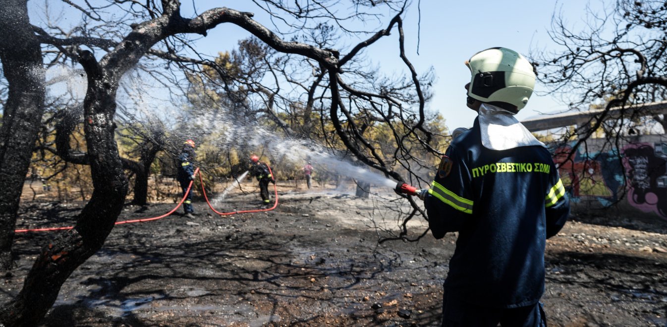 Φωτιά στην Κόρινθο κοντά σε κατοικίες (βίντεο)