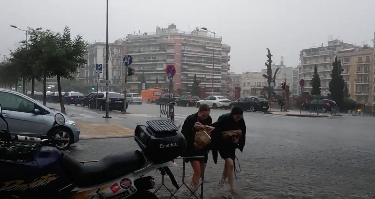 Ισχυρή καταιγίδα πλήττει την Θεσσαλονίκη – «Πλημμύρισαν» οι δρόμοι (βίντεο)