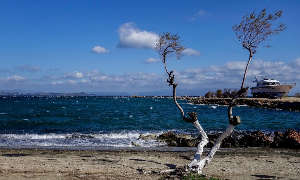 Καιρός: Ισχυροί άνεμοι και υψηλές θερμοκρασίες σήμερα – Αναλυτικά η πρόγνωση