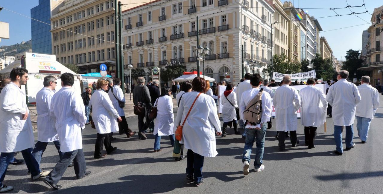 ΠΟΕΔΗΝ: Συγκέντρωση γιατρών και νοσηλευτών στο υπουργείο Υγείας – Κλειστή η Αριστοτέλους (βίντεο)