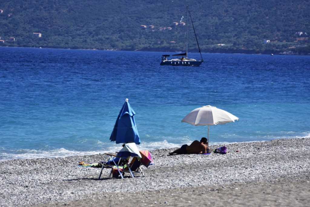 Με ζέστη, ισχυρούς ανέμους στο Ιόνιο και βροχές στην Μακεδονία ο καιρός σήμερα