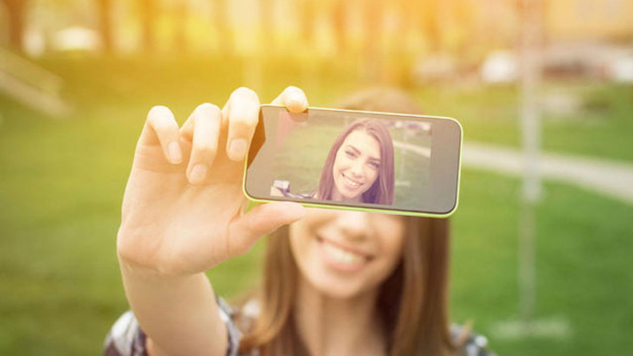 Νέα έρευνα αποκαλύπτει ότι οι selfies στο Instagram φέρνουν την ευτυχία